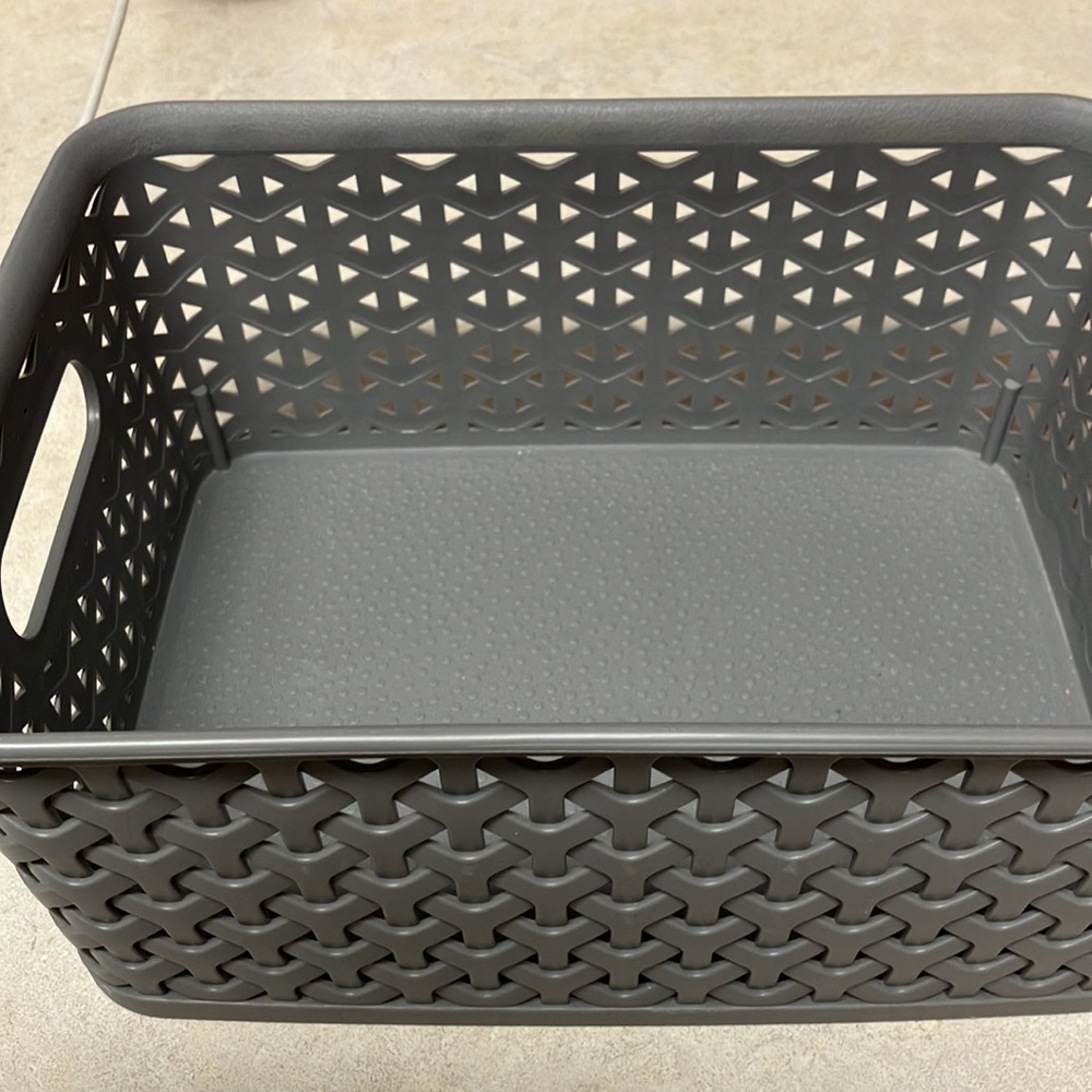 2 containers - Picture 2 of 4